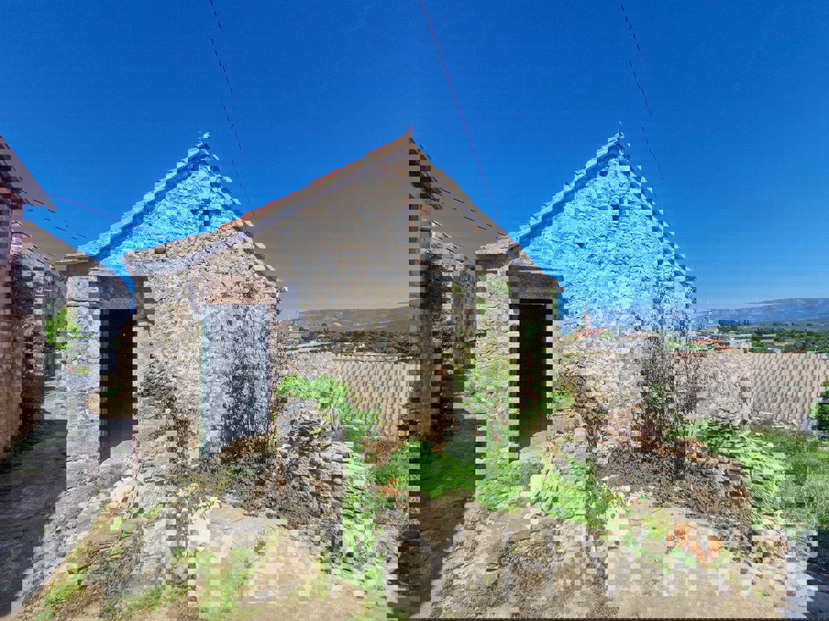 Casa in pietra a Vrbanj con giardino e terrazza