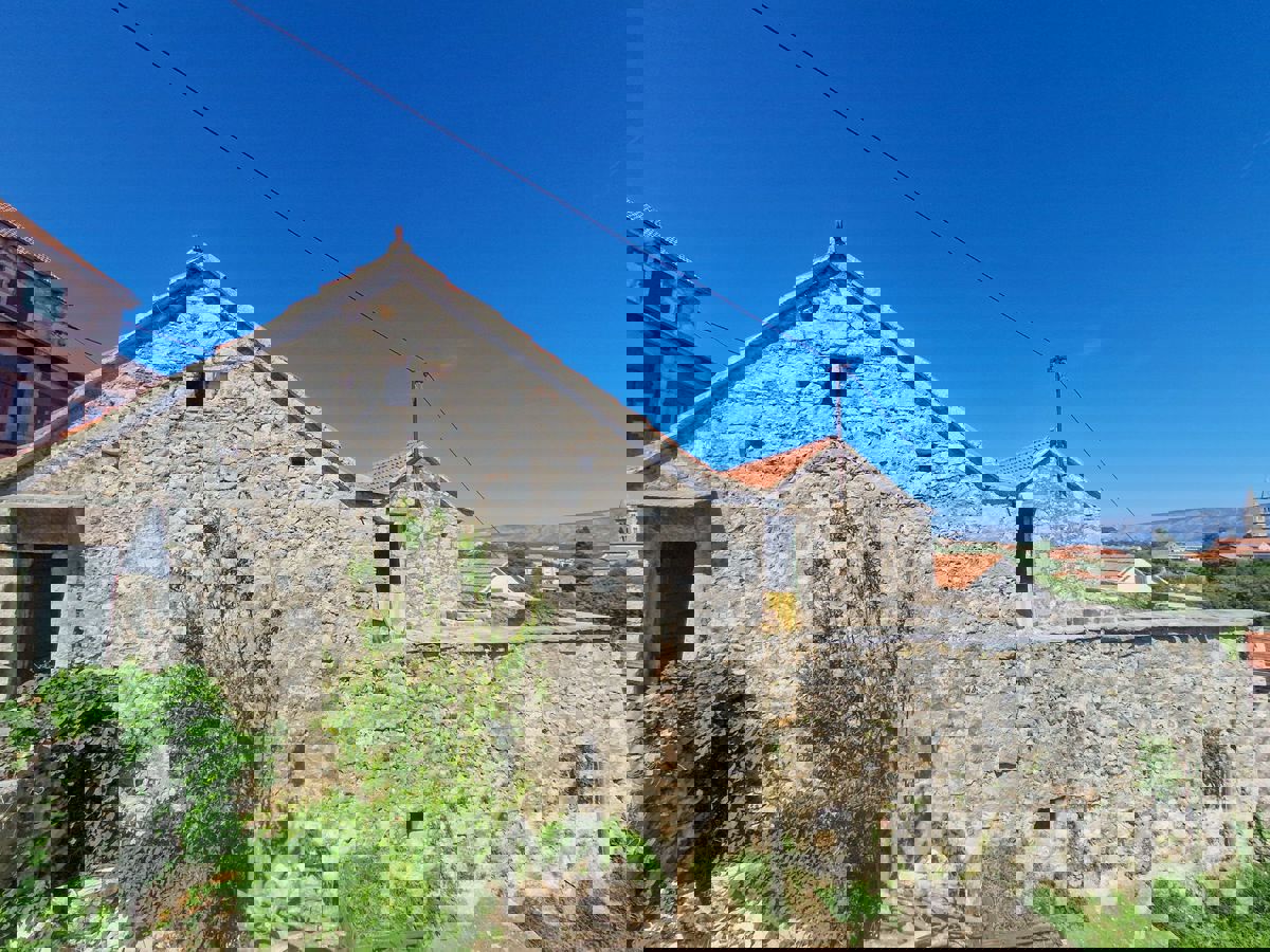 Casa in pietra a Vrbanj con giardino e terrazza