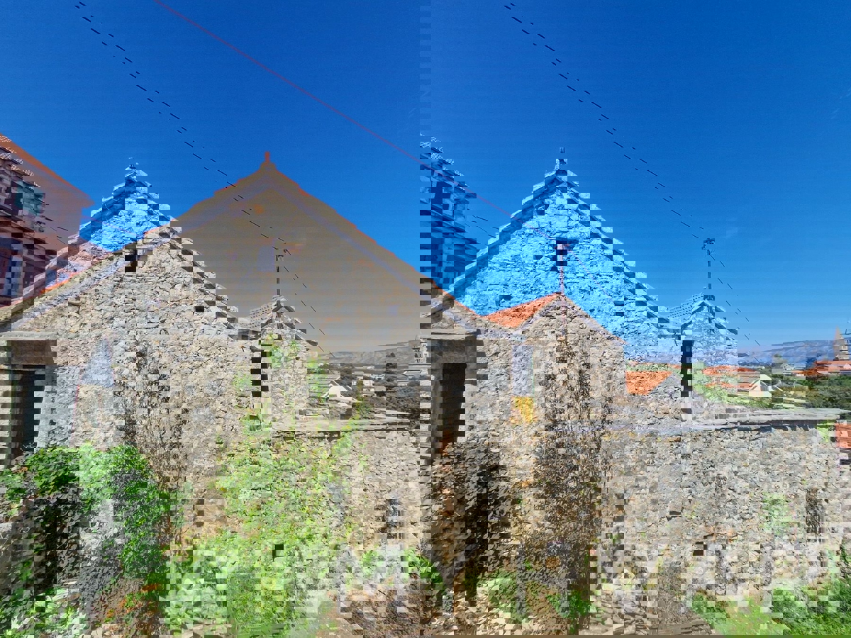 Casa in pietra a Vrbanj con giardino e terrazza