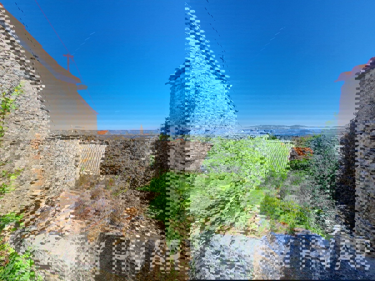 Casa in pietra a Vrbanj con giardino e terrazza