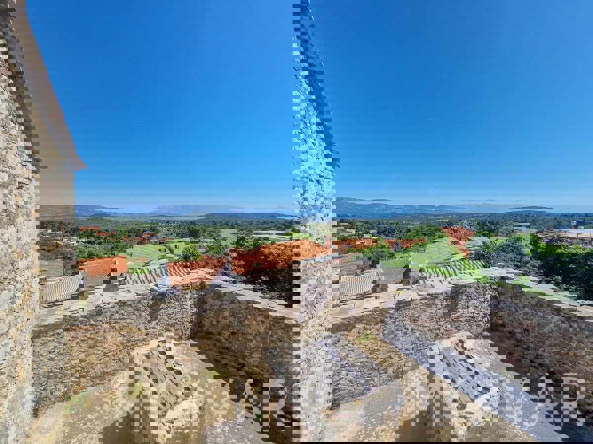 Casa in pietra a Vrbanj con giardino e terrazza