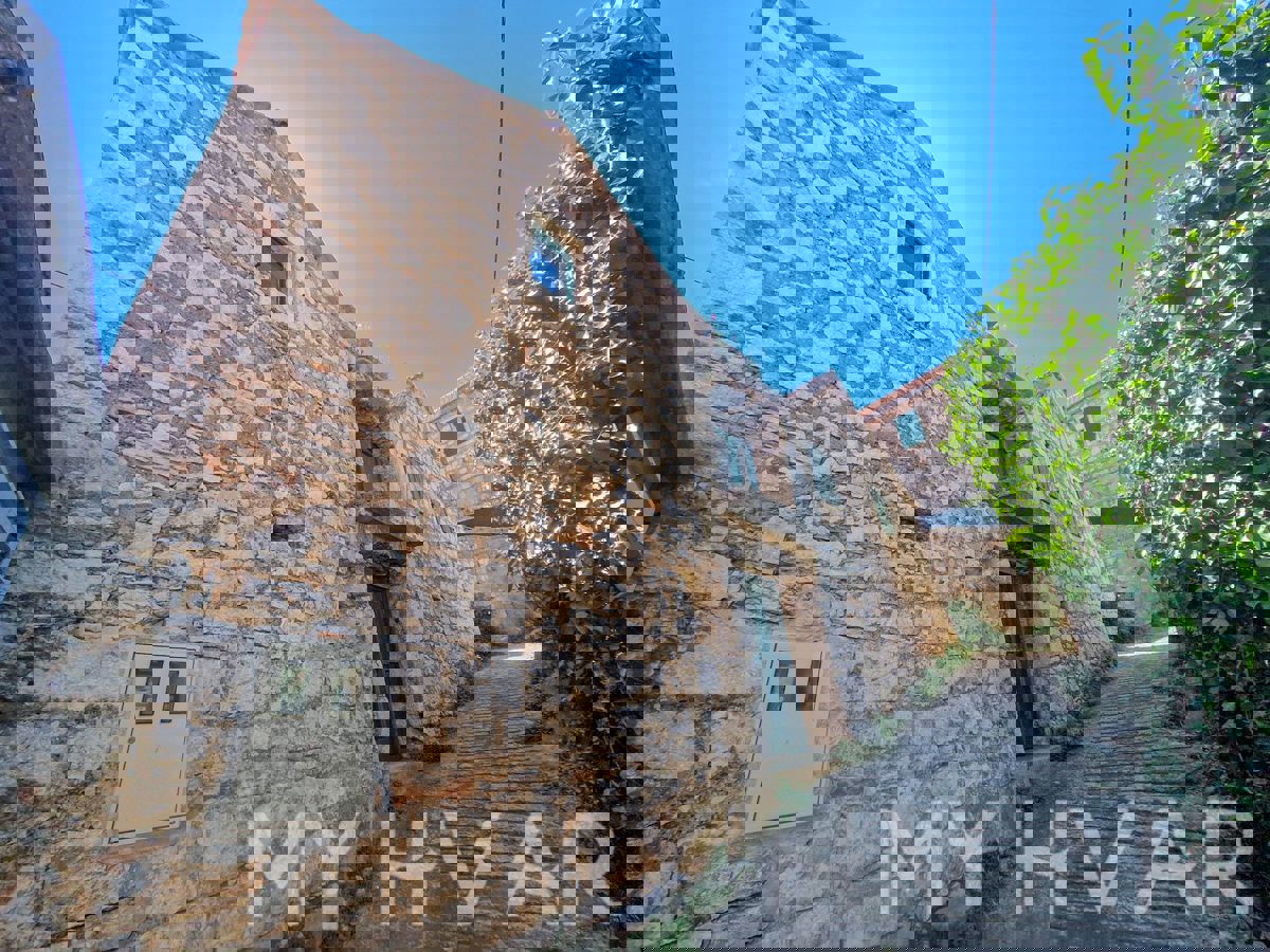 Casa in pietra a Vrbanj con giardino e terrazza