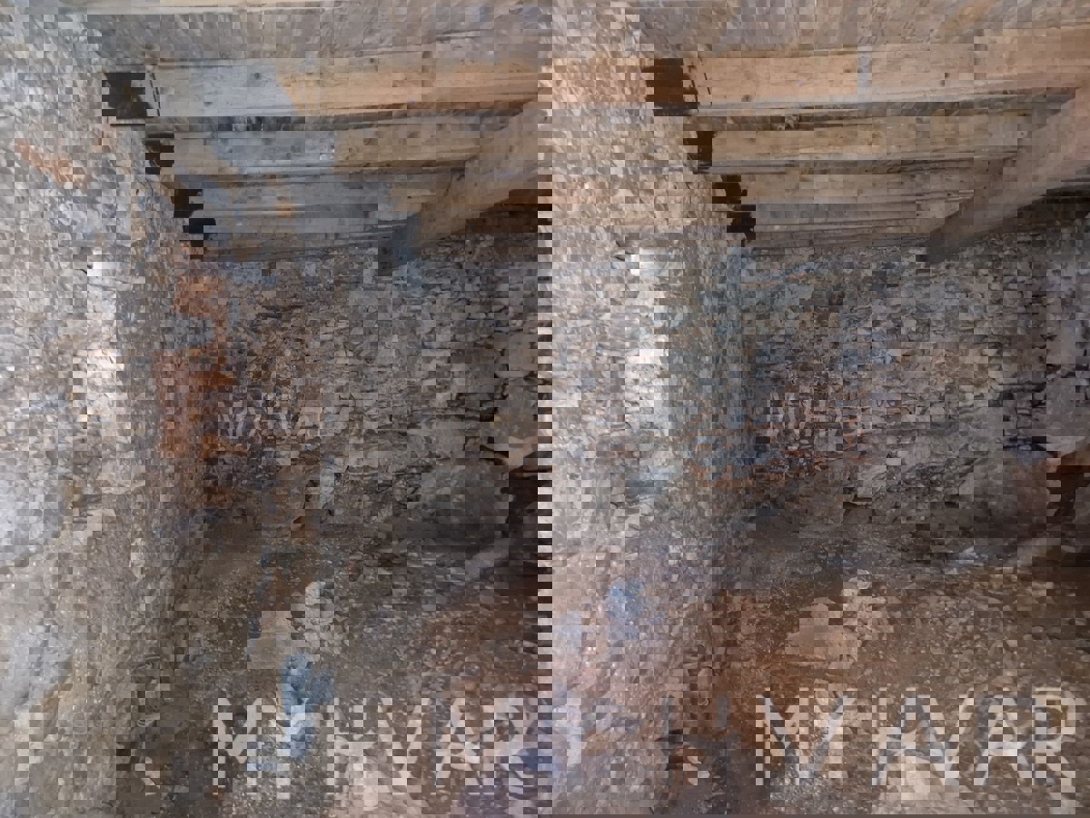 Casa in pietra a Vrbanj con giardino e terrazza