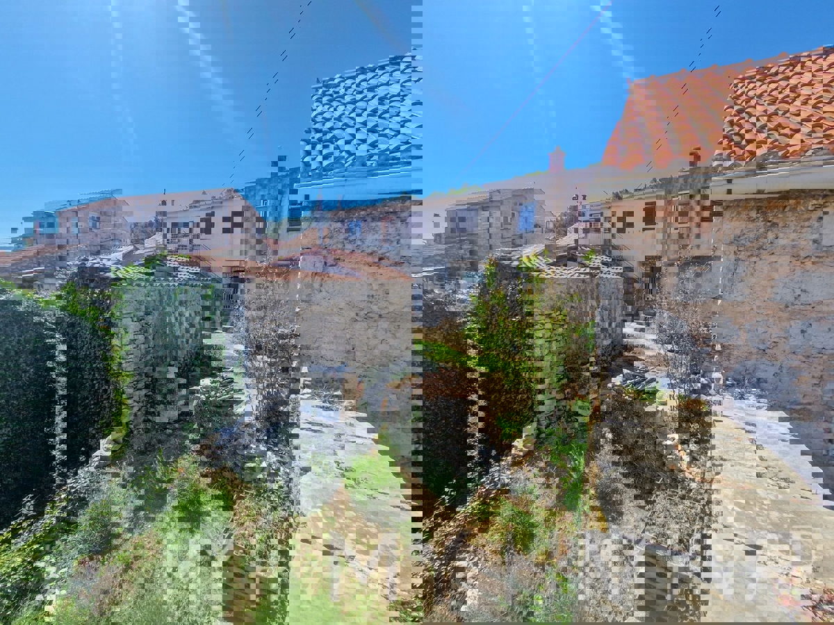 Casa in pietra a Vrbanj con giardino e terrazza