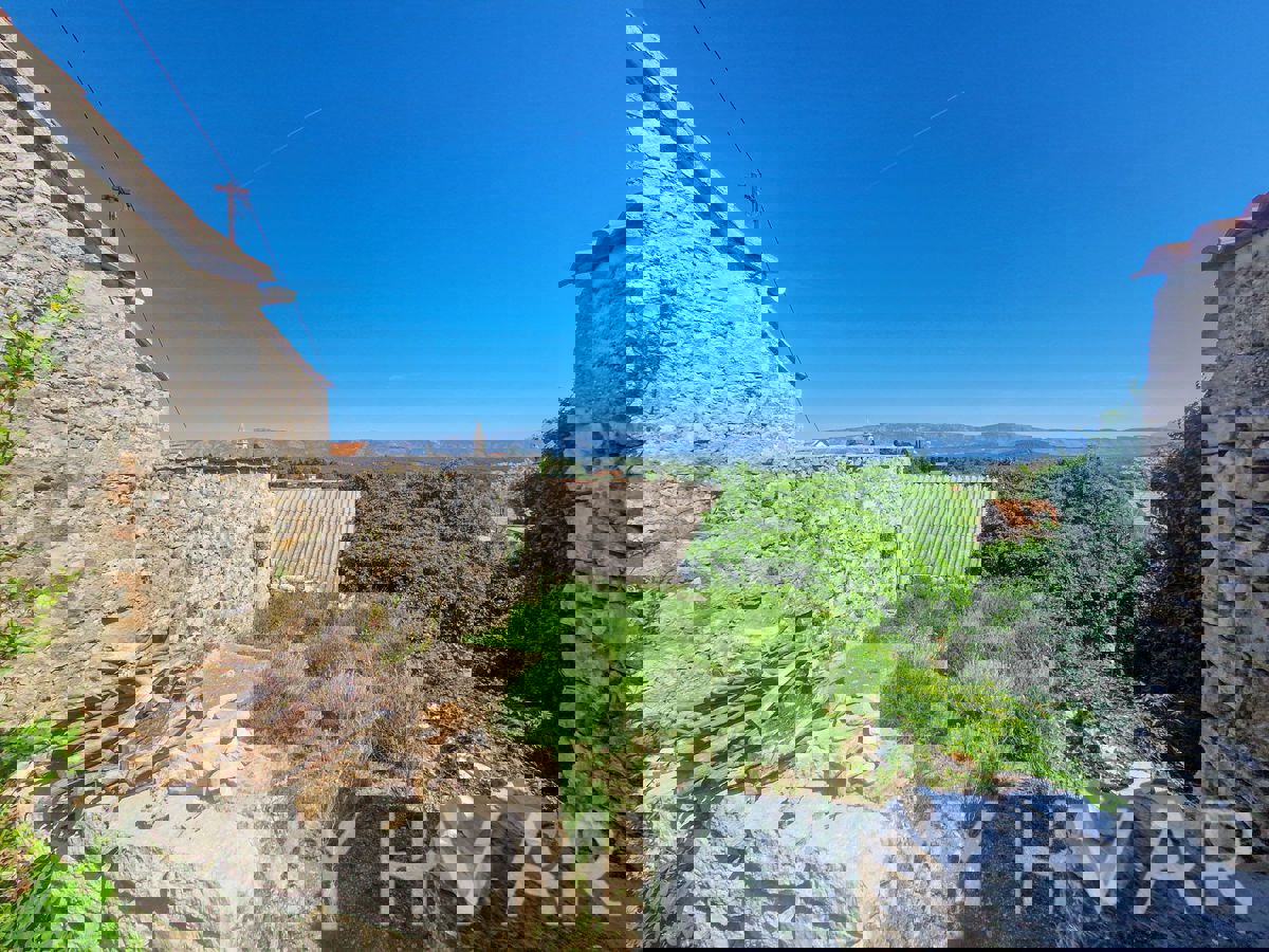 Casa in pietra a Vrbanj con giardino e terrazza