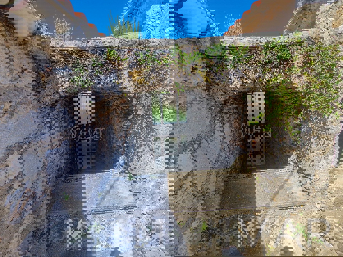 Casa in pietra a Vrbanj con giardino e terrazza