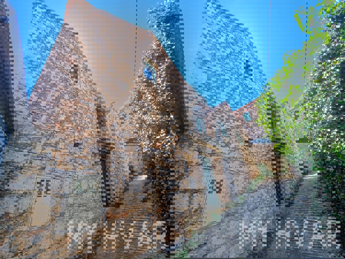 Casa in pietra a Vrbanj con giardino e terrazza