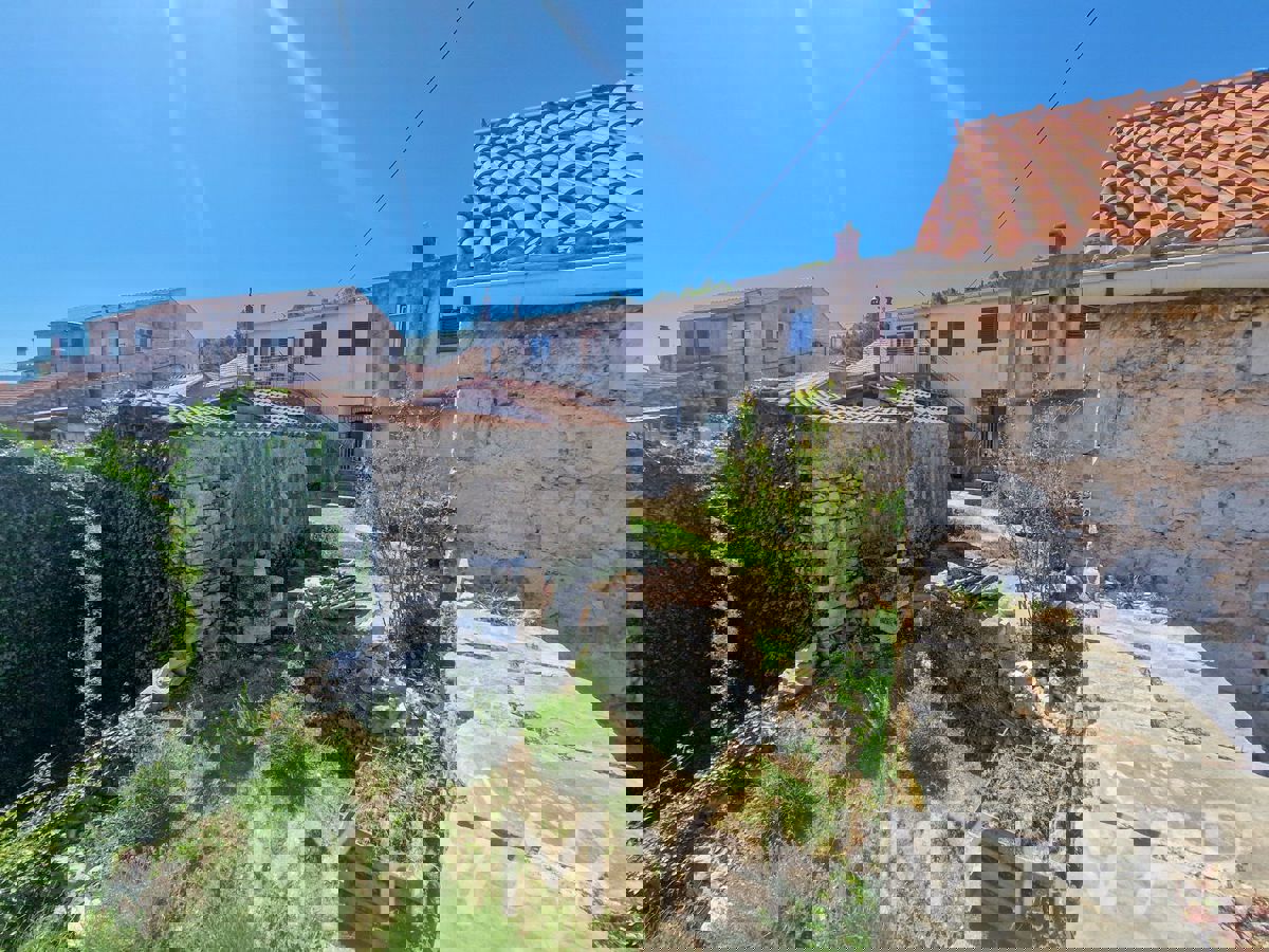 Casa in pietra a Vrbanj con giardino e terrazza