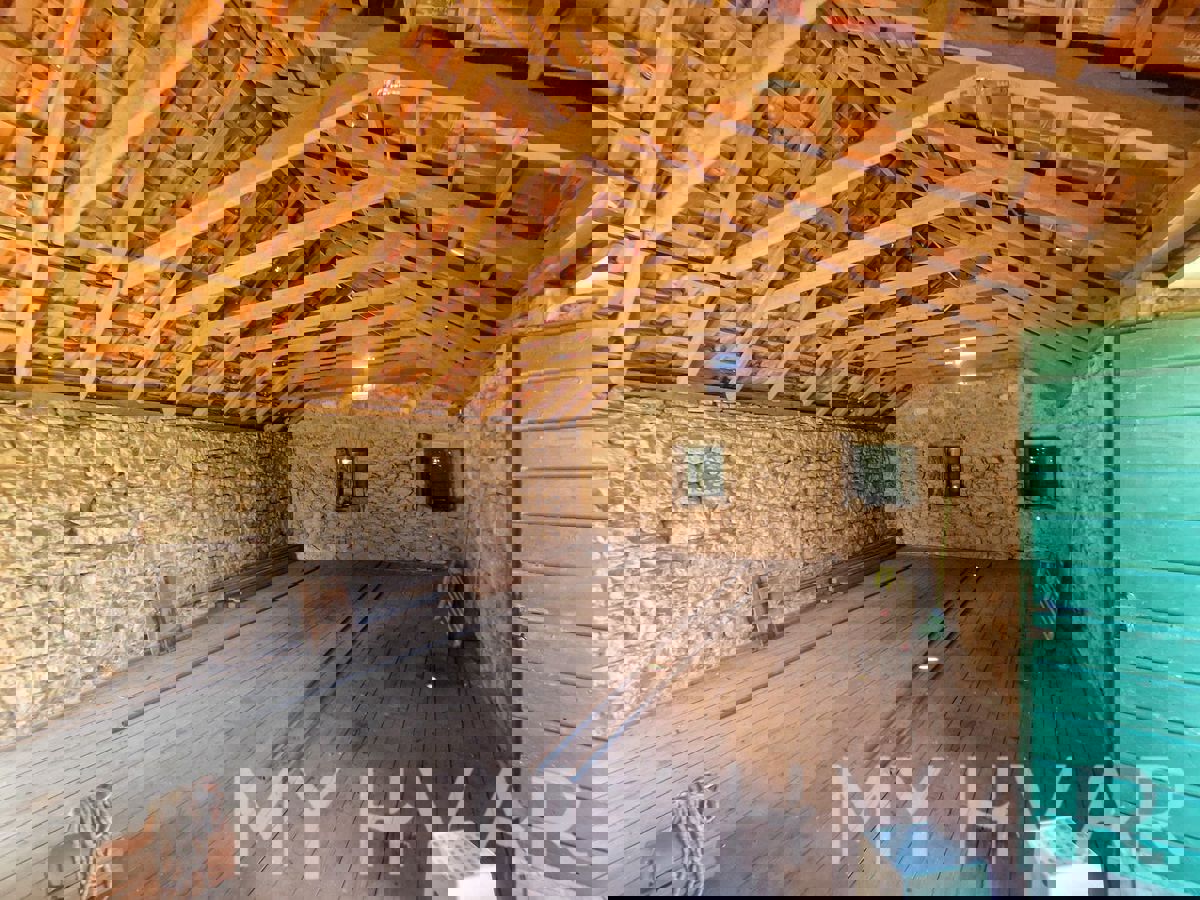 Casa in pietra a Vrbanj con giardino e terrazza