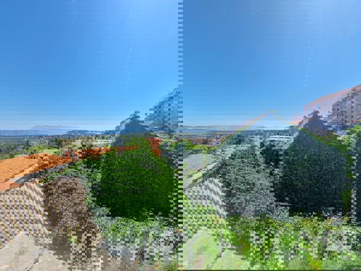 Casa in pietra a Vrbanj con giardino e terrazza