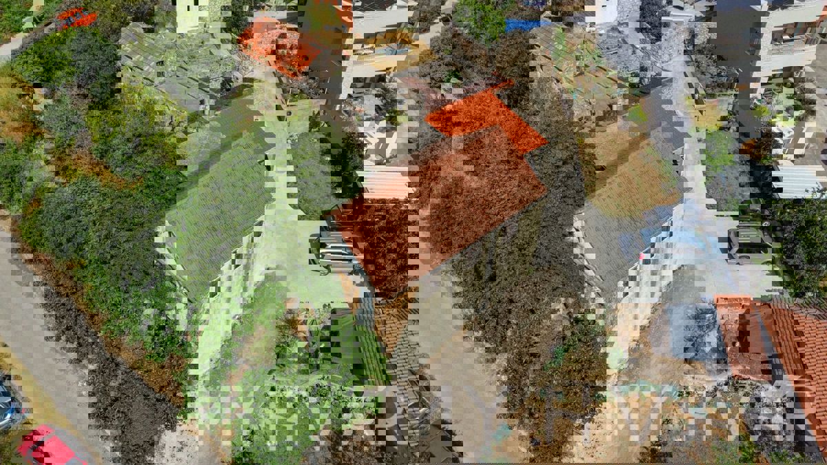 Casa in pietra con terrazza sul tetto a Svirče