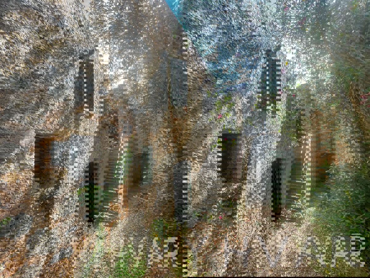 Casa in pietra con terrazza sul tetto a Svirče