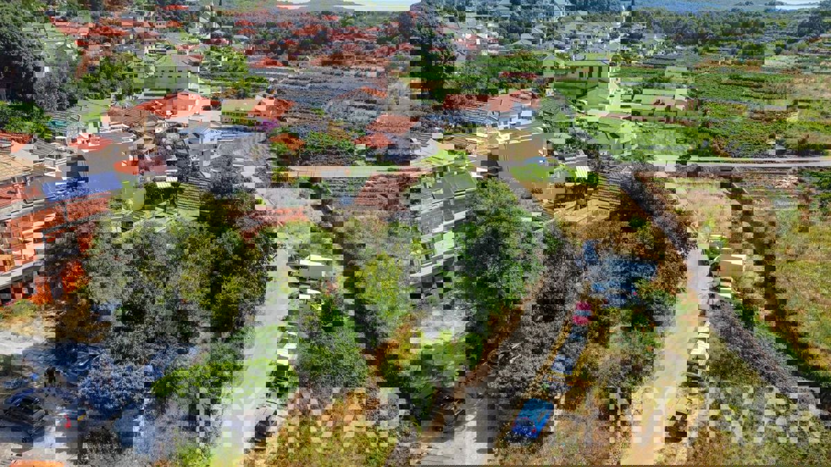 Casa in pietra con terrazza sul tetto a Svirče