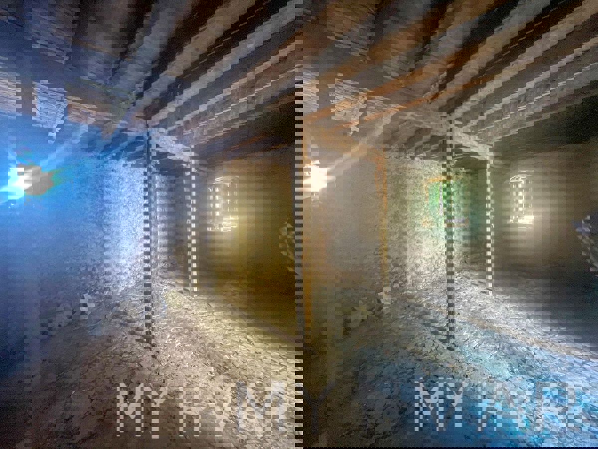 Casa in pietra con terrazza sul tetto a Svirče