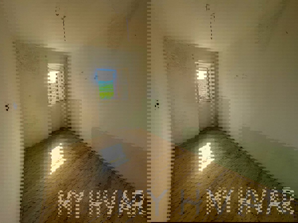 Casa in pietra con terrazza sul tetto a Svirče