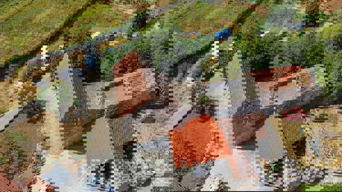 Casa in pietra con terrazza sul tetto a Svirče