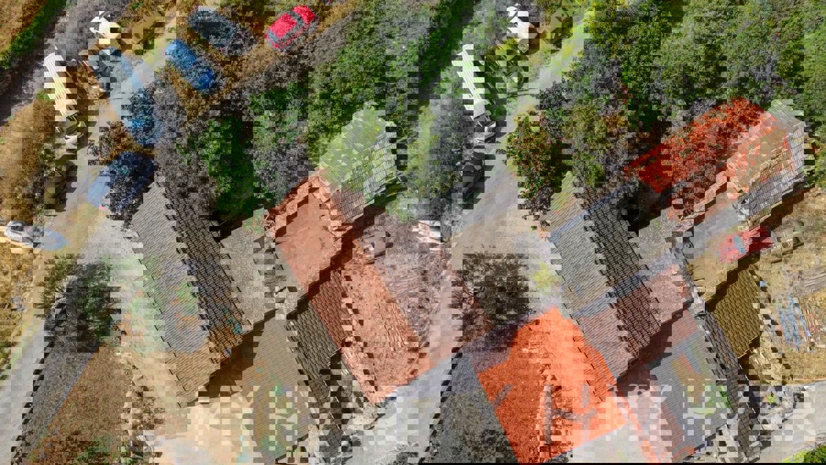 Casa in pietra con terrazza sul tetto a Svirče