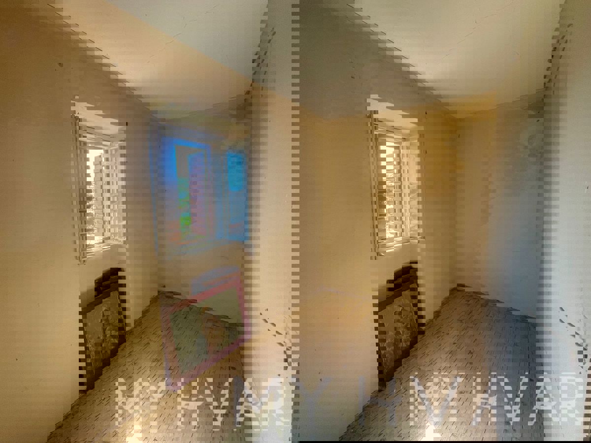 Casa in pietra con terrazza sul tetto a Svirče