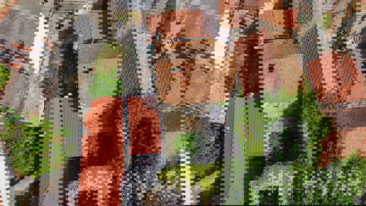 Casa in pietra con terrazza sul tetto a Svirče