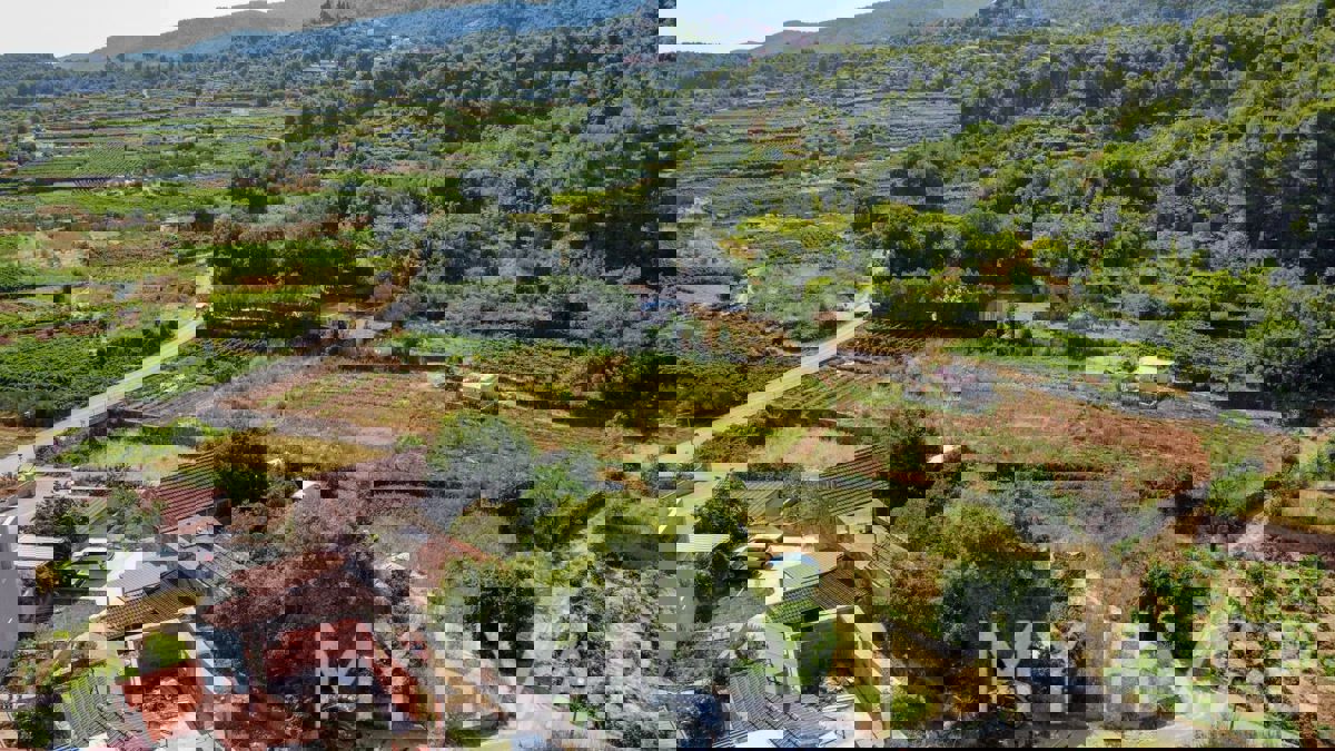 Casa in pietra con terrazza sul tetto a Svirče