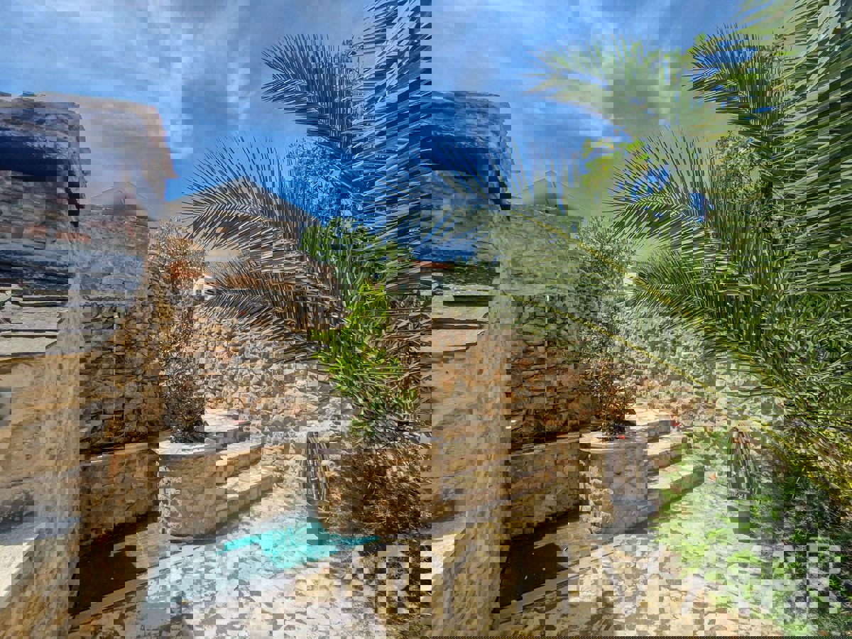 Casa unica in prima fila sul mare a Jelsa/Vrboska