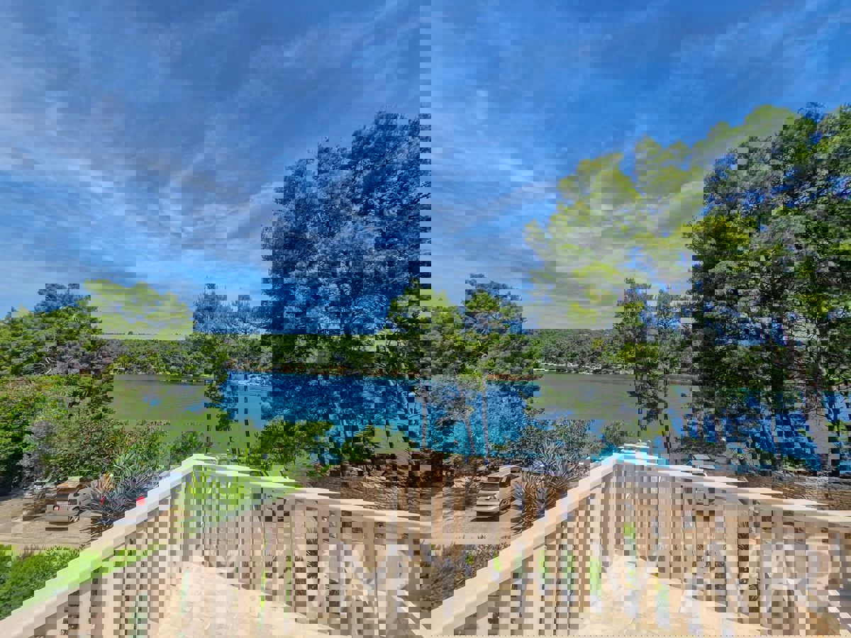 Casa unica in prima fila sul mare a Jelsa/Vrboska