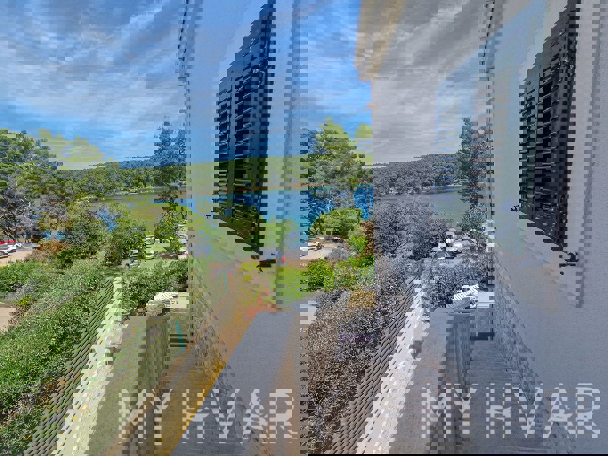 Casa unica in prima fila sul mare a Jelsa/Vrboska