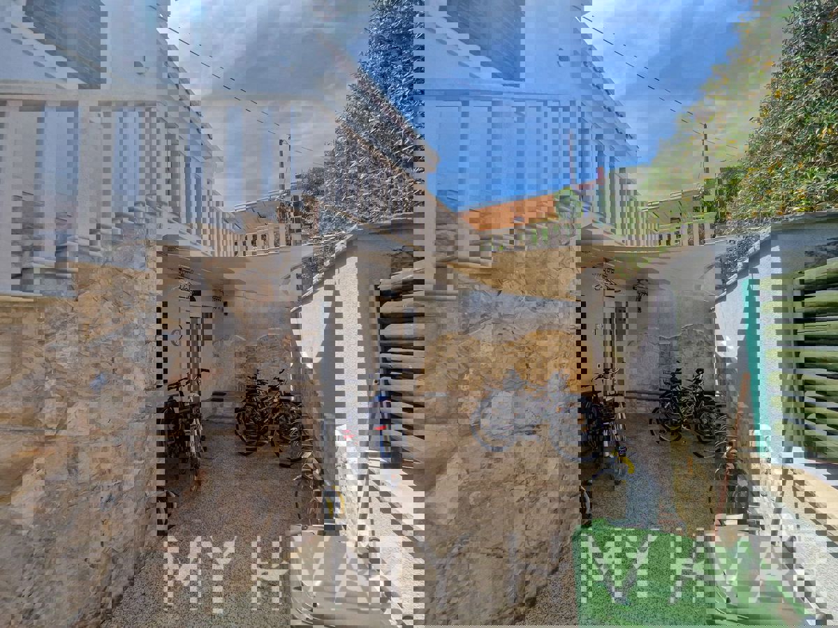 Casa unica in prima fila sul mare a Jelsa/Vrboska