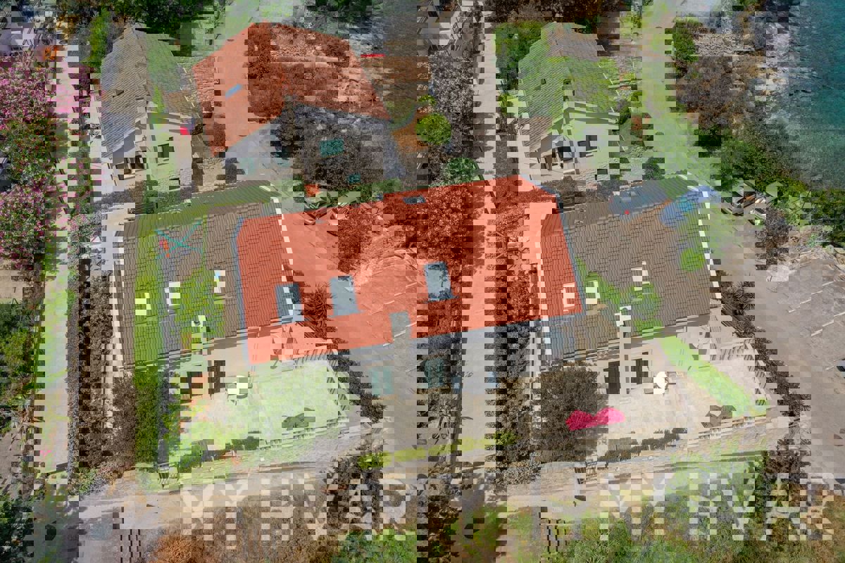 Casa unica in prima fila sul mare a Jelsa/Vrboska