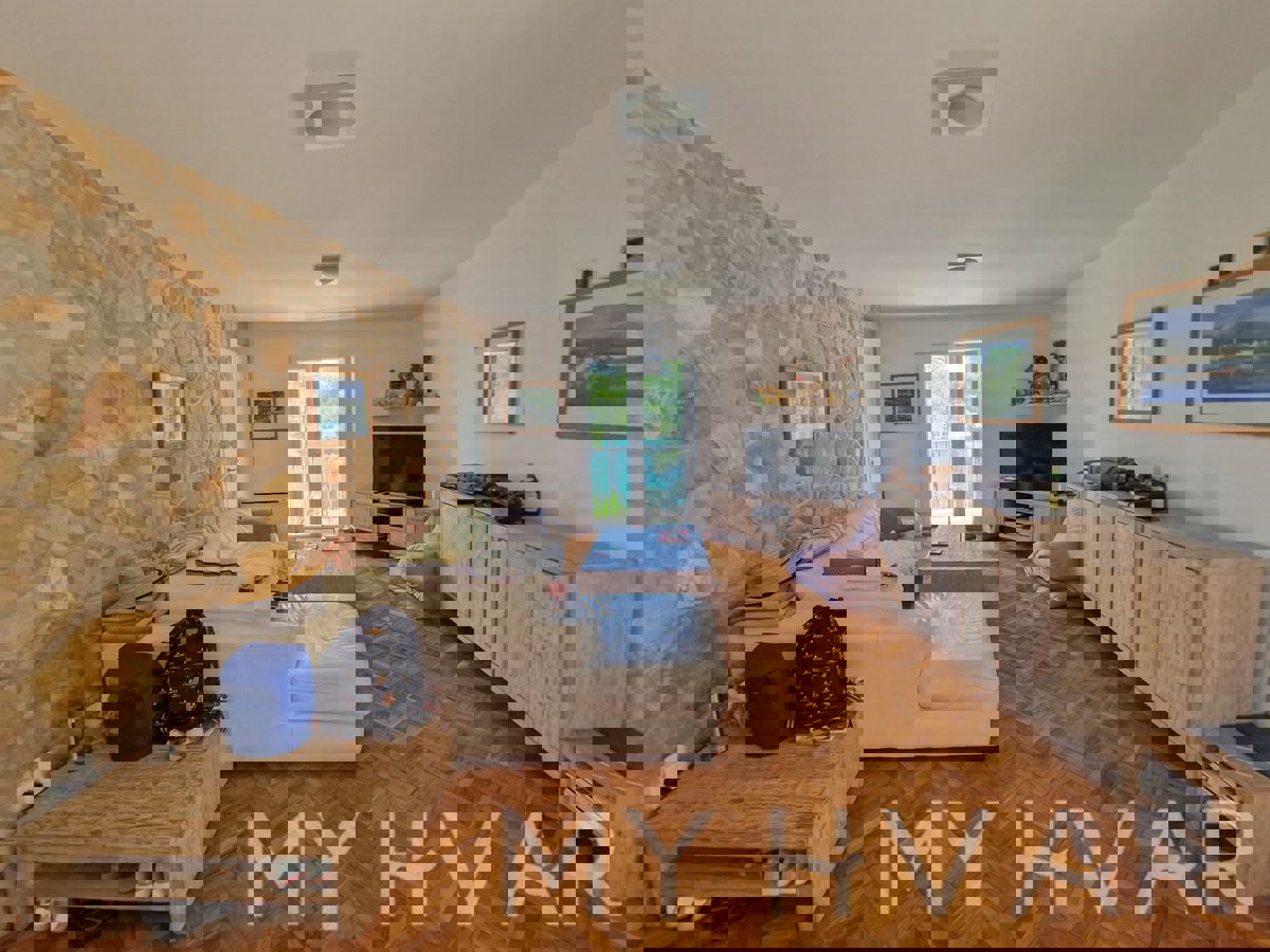 Casa unica in prima fila sul mare a Jelsa/Vrboska