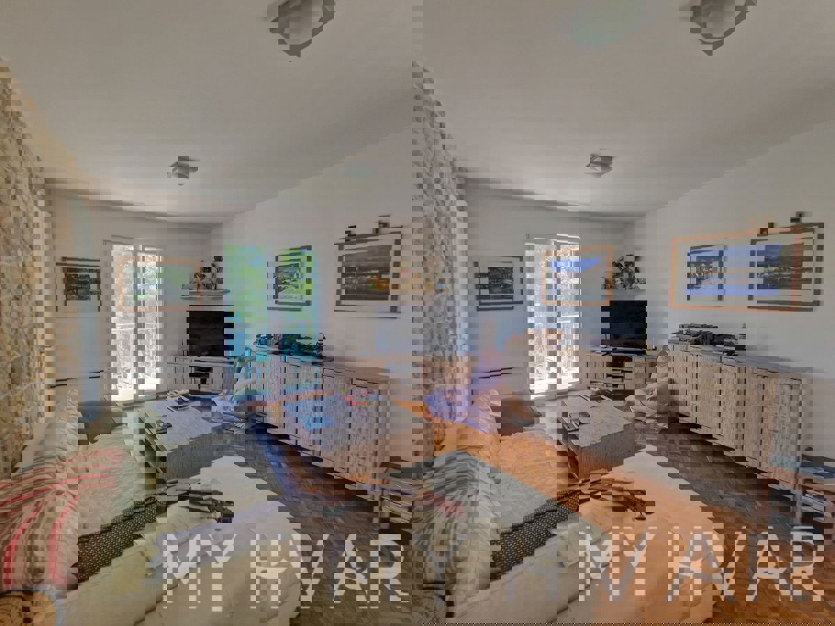 Casa unica in prima fila sul mare a Jelsa/Vrboska