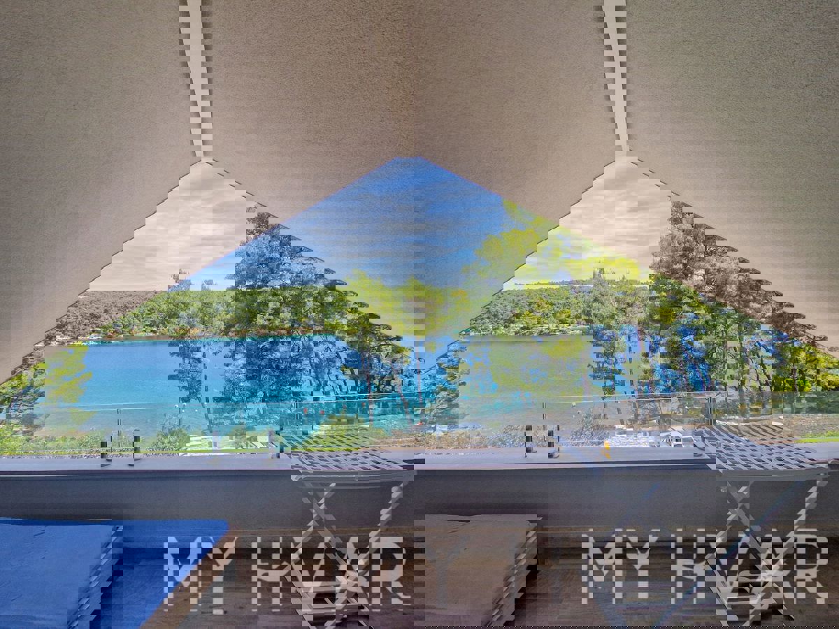 Casa unica in prima fila sul mare a Jelsa/Vrboska