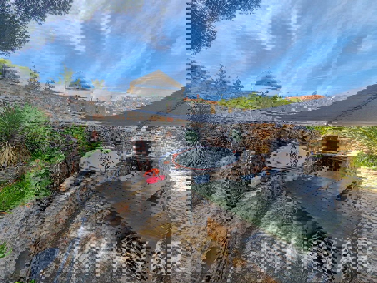 Casa unica in prima fila sul mare a Jelsa/Vrboska