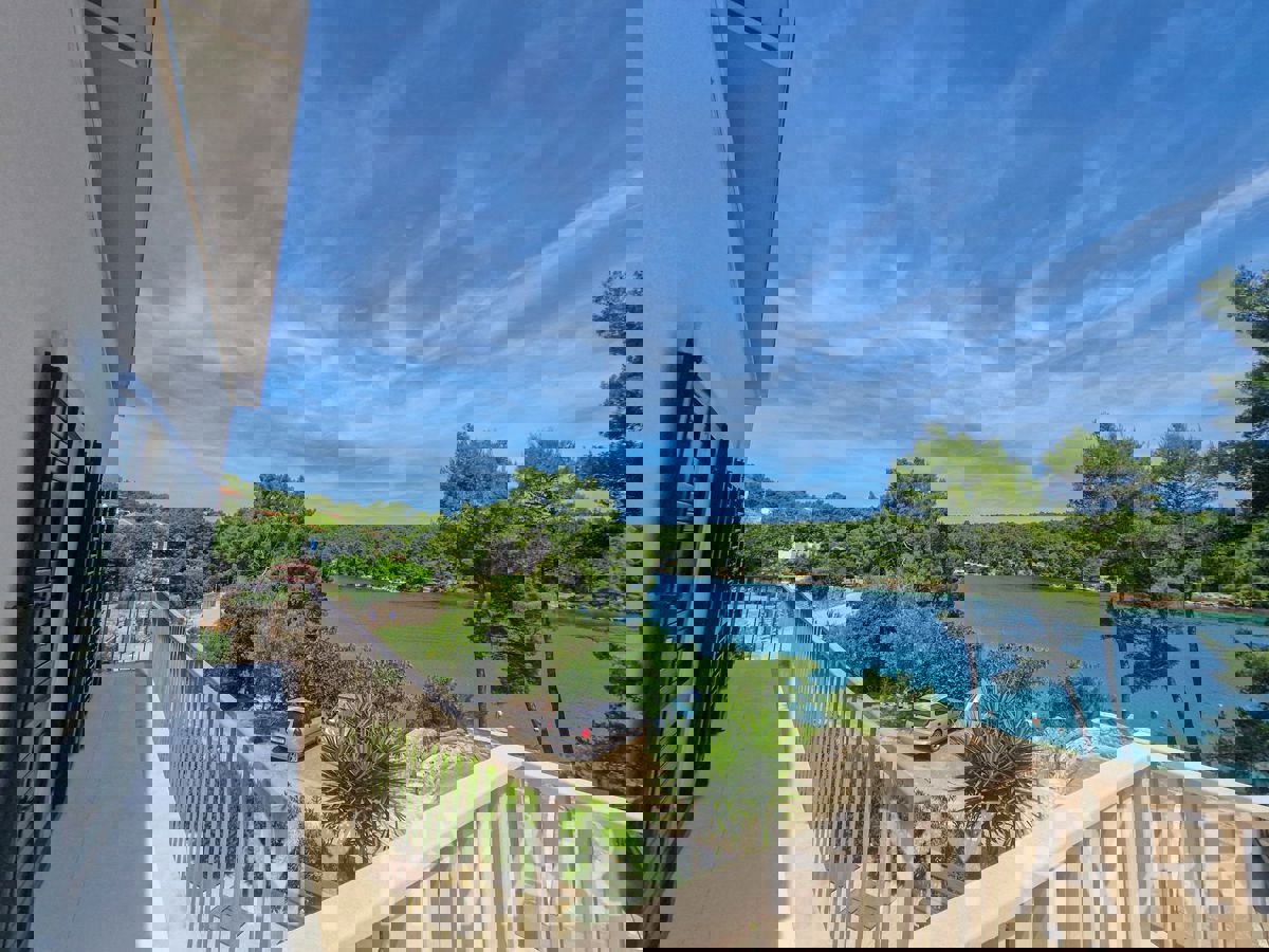 Casa unica in prima fila sul mare a Jelsa/Vrboska