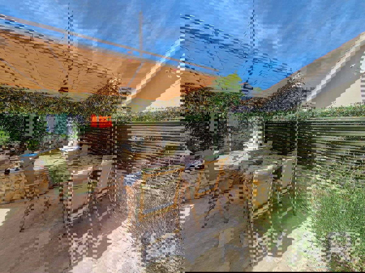 Casa unica in prima fila sul mare a Jelsa/Vrboska