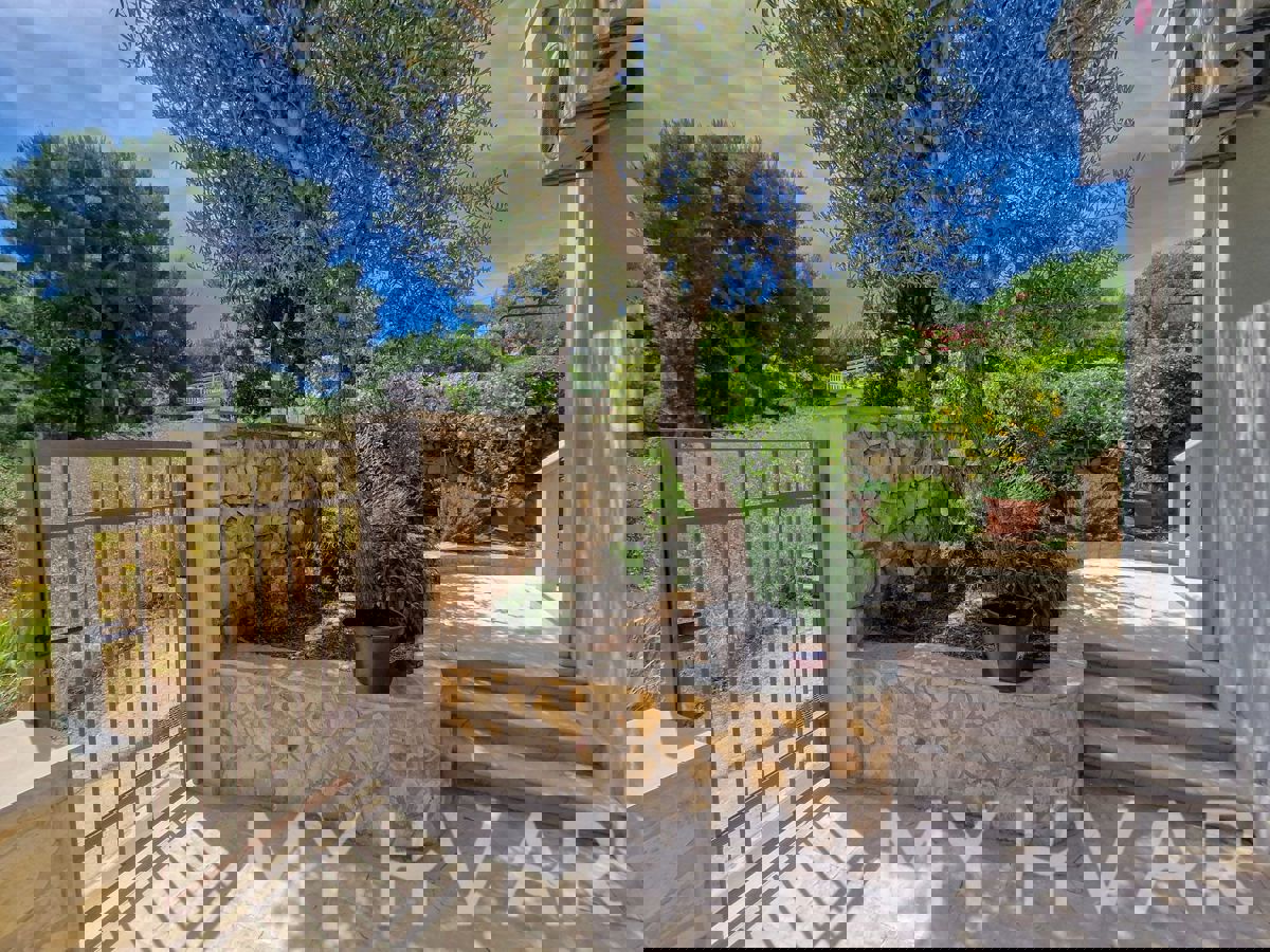 Casa unica in prima fila sul mare a Jelsa/Vrboska