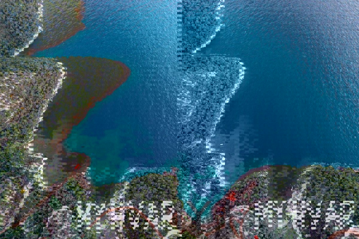 Campo nella vicina baia Medvidina #1