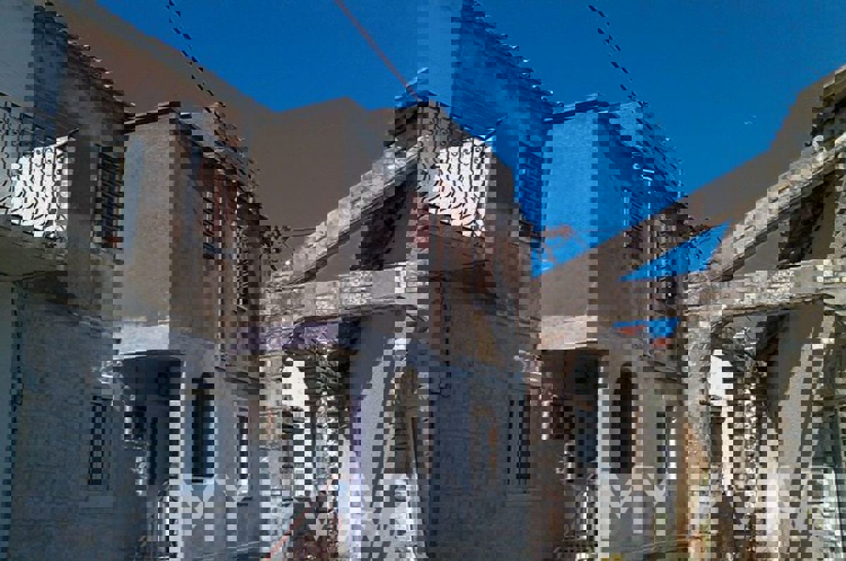 Appartamento con Taverna nel Centro di Sućuraj