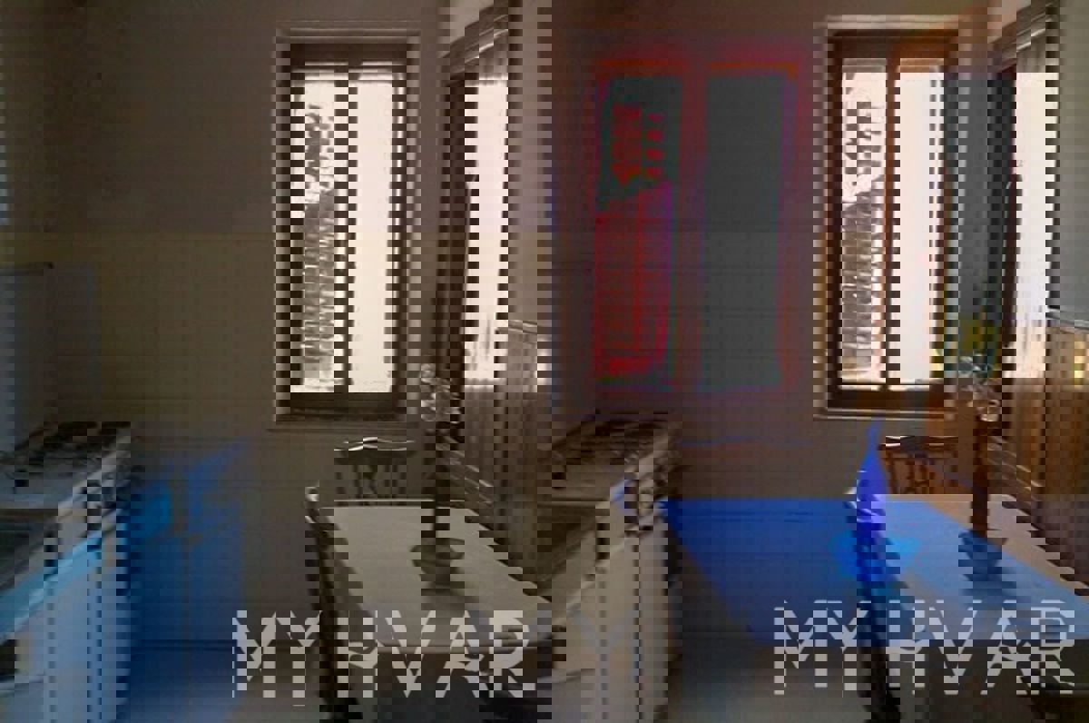 Appartamento con Taverna nel Centro di Sućuraj