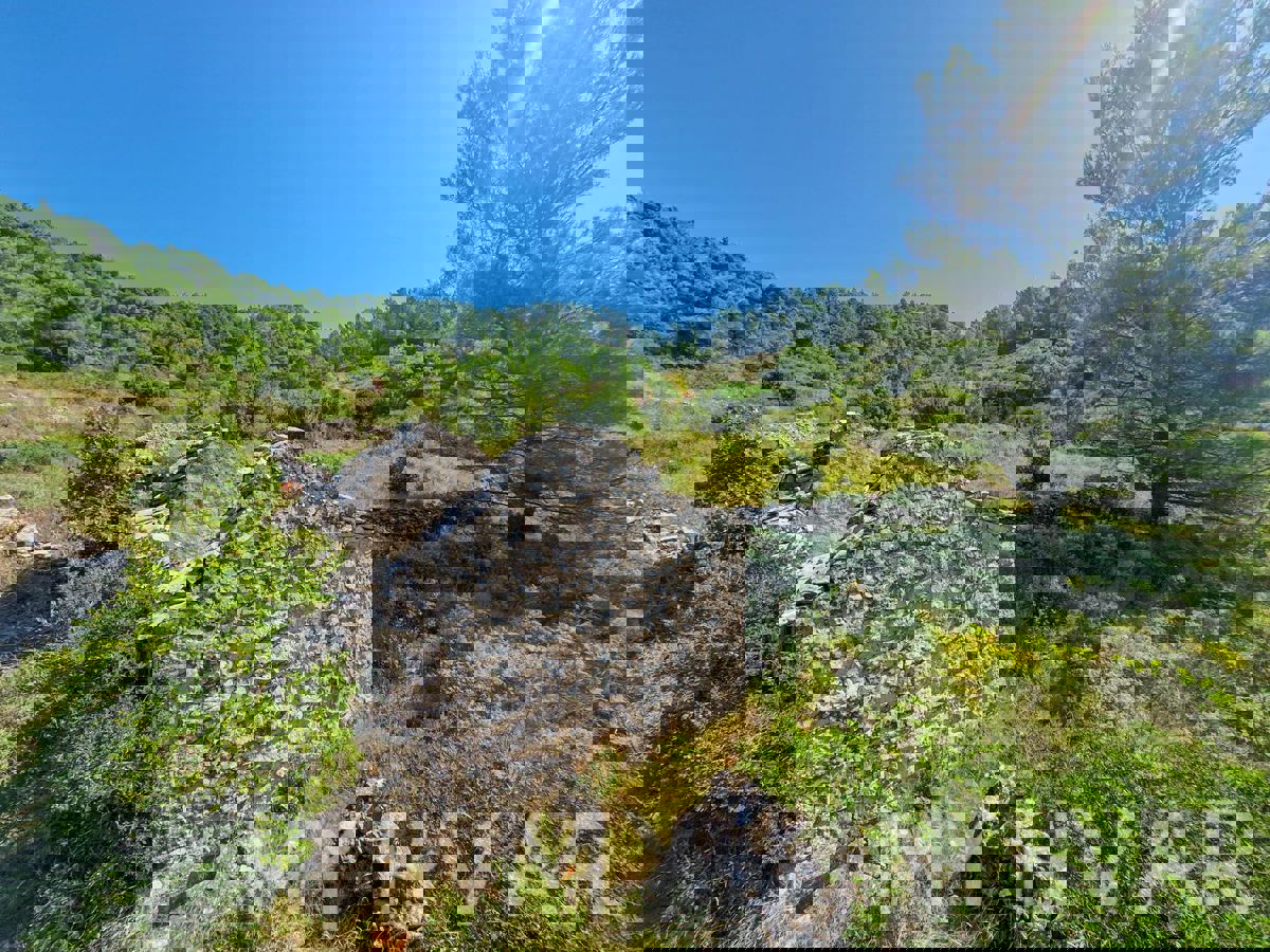 Terreno con vista panoramica e casa