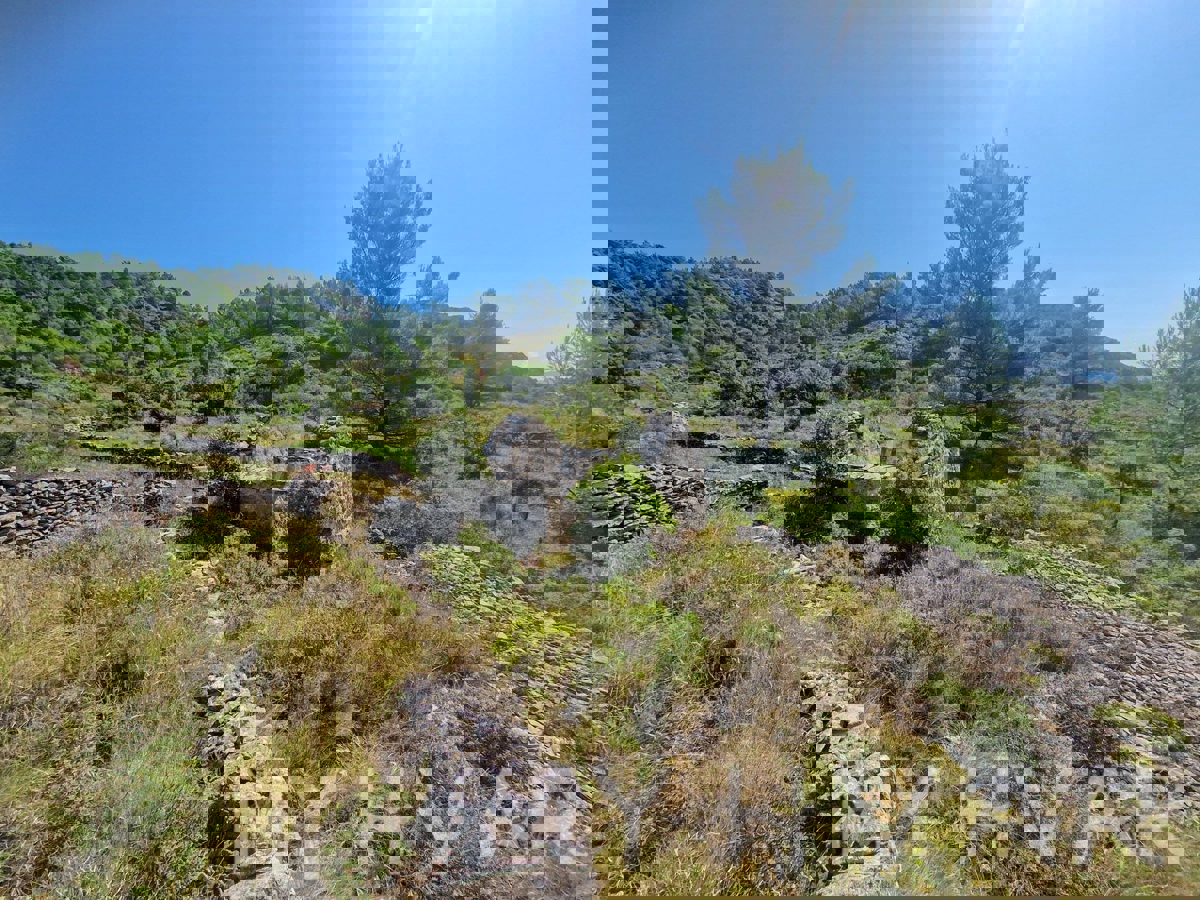 Terreno con vista panoramica e casa