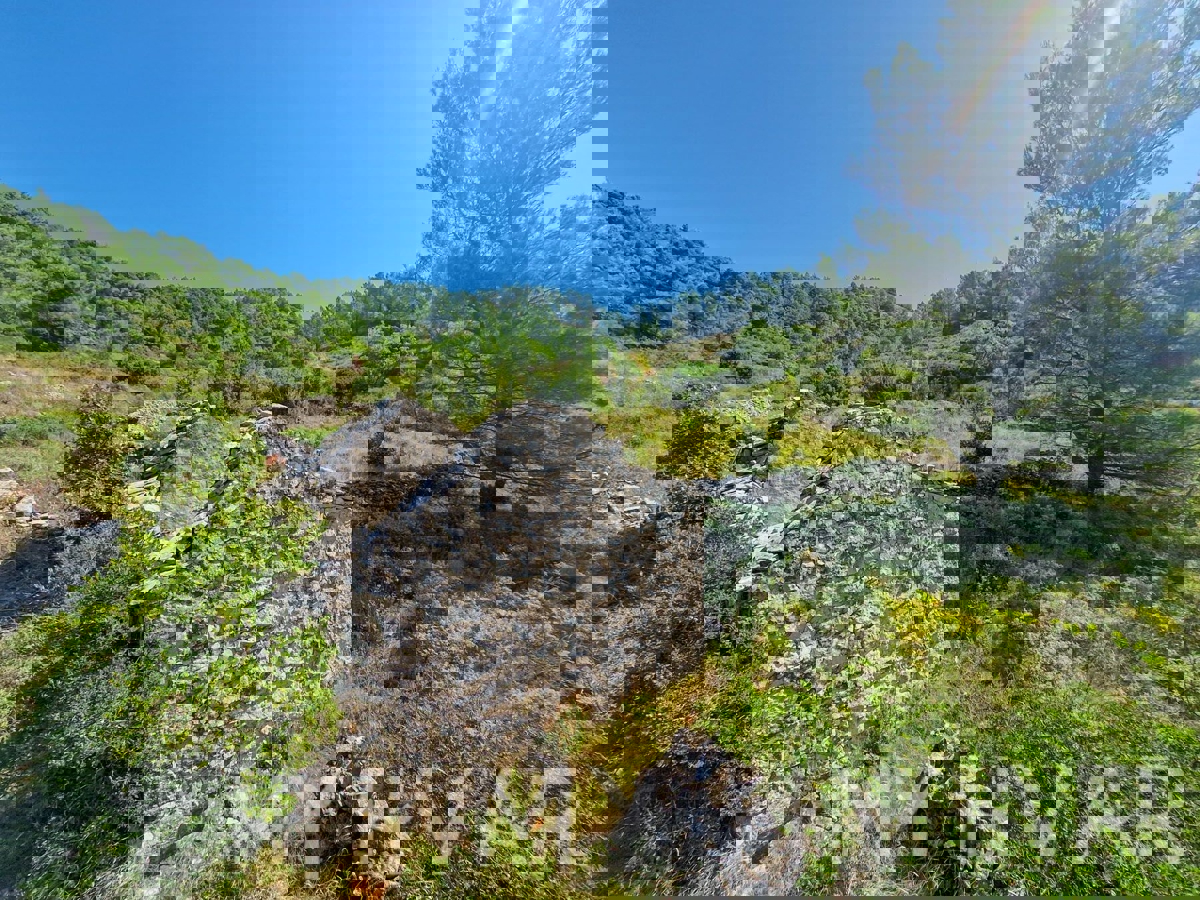 Terreno con vista panoramica e casa