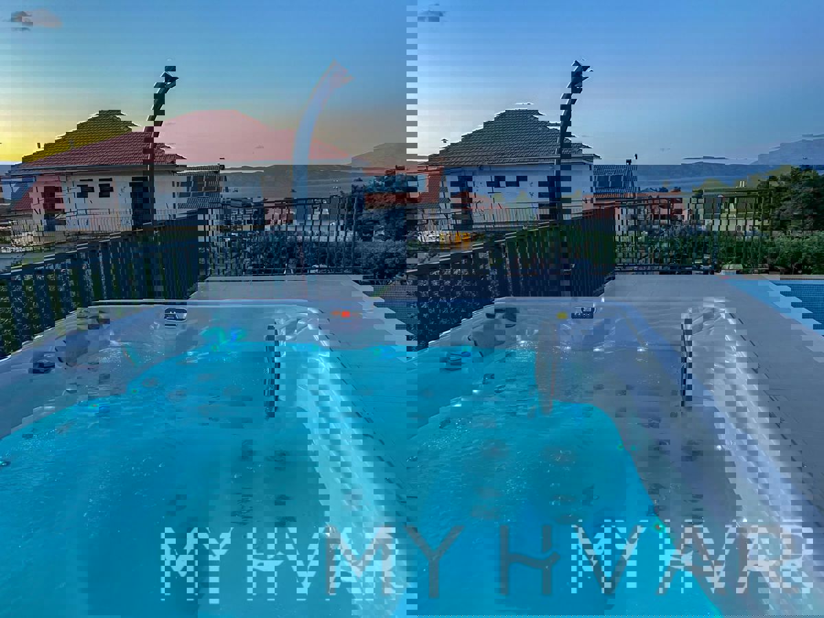 Villa con piscina a Gelsa