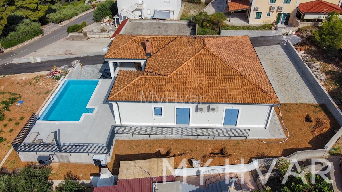 Villa con piscina a Gelsa