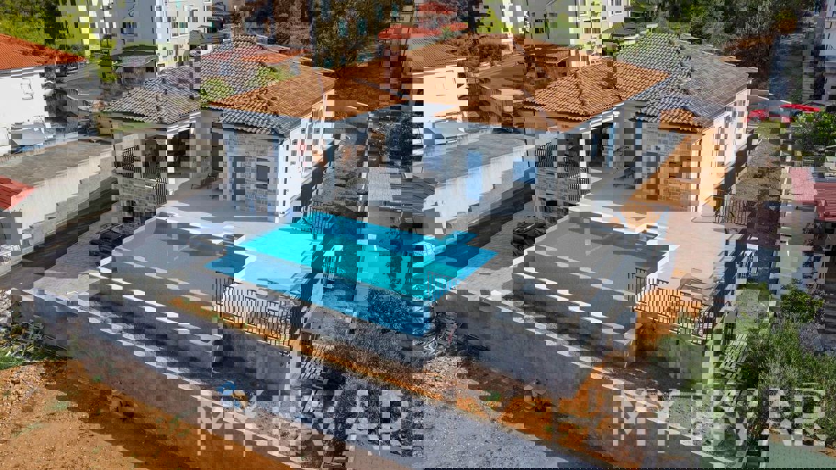 Villa con piscina a Gelsa