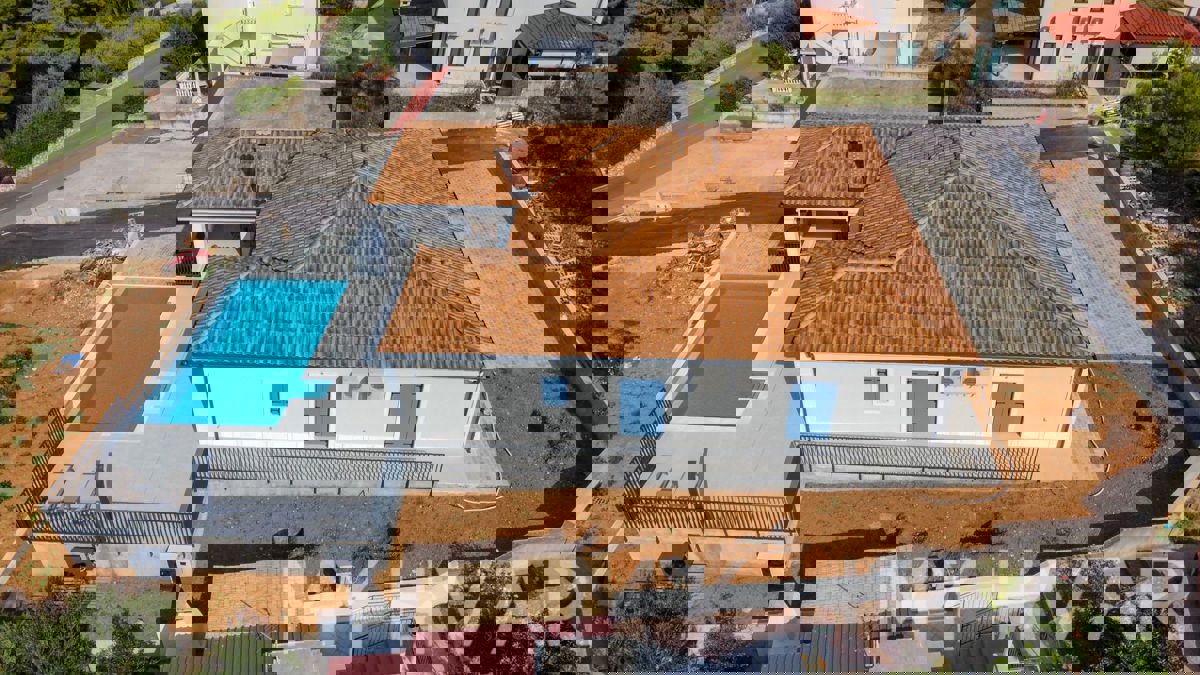 Villa con piscina a Gelsa