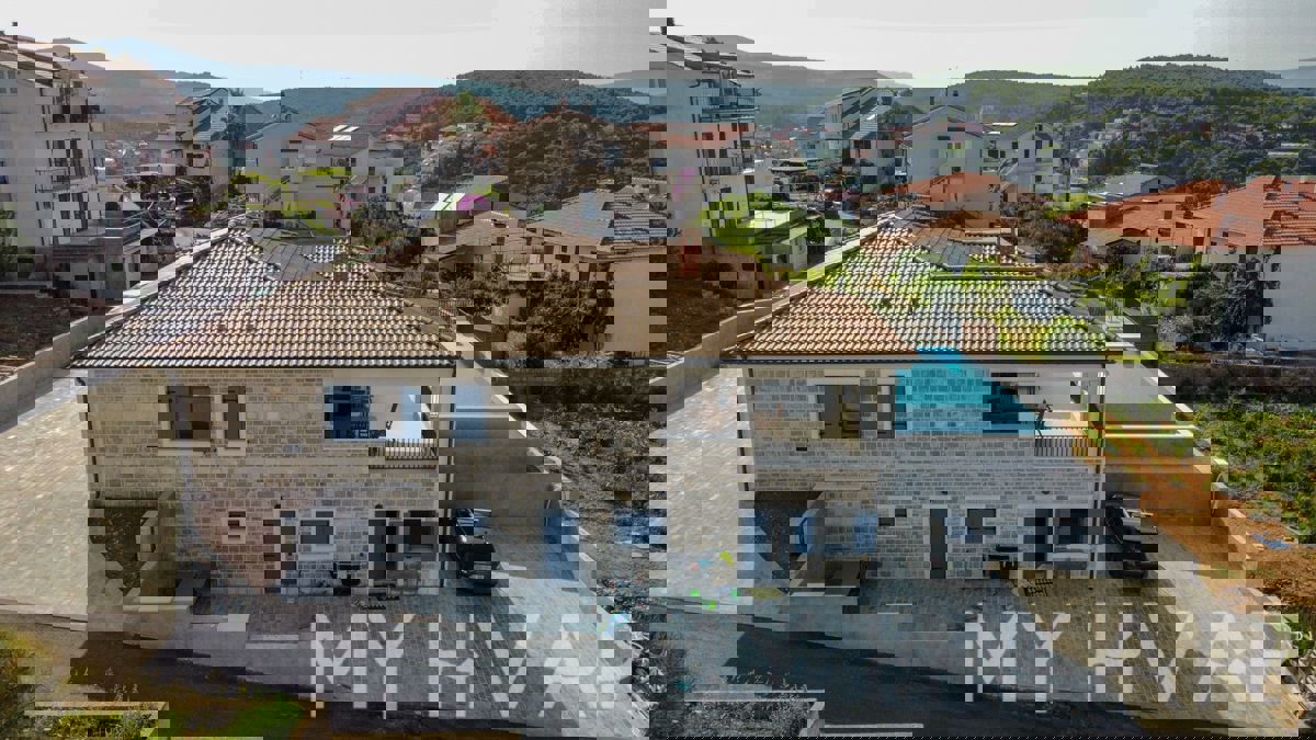 Villa con piscina a Gelsa