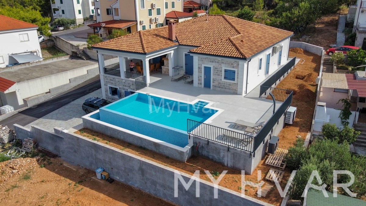 Villa con piscina a Gelsa