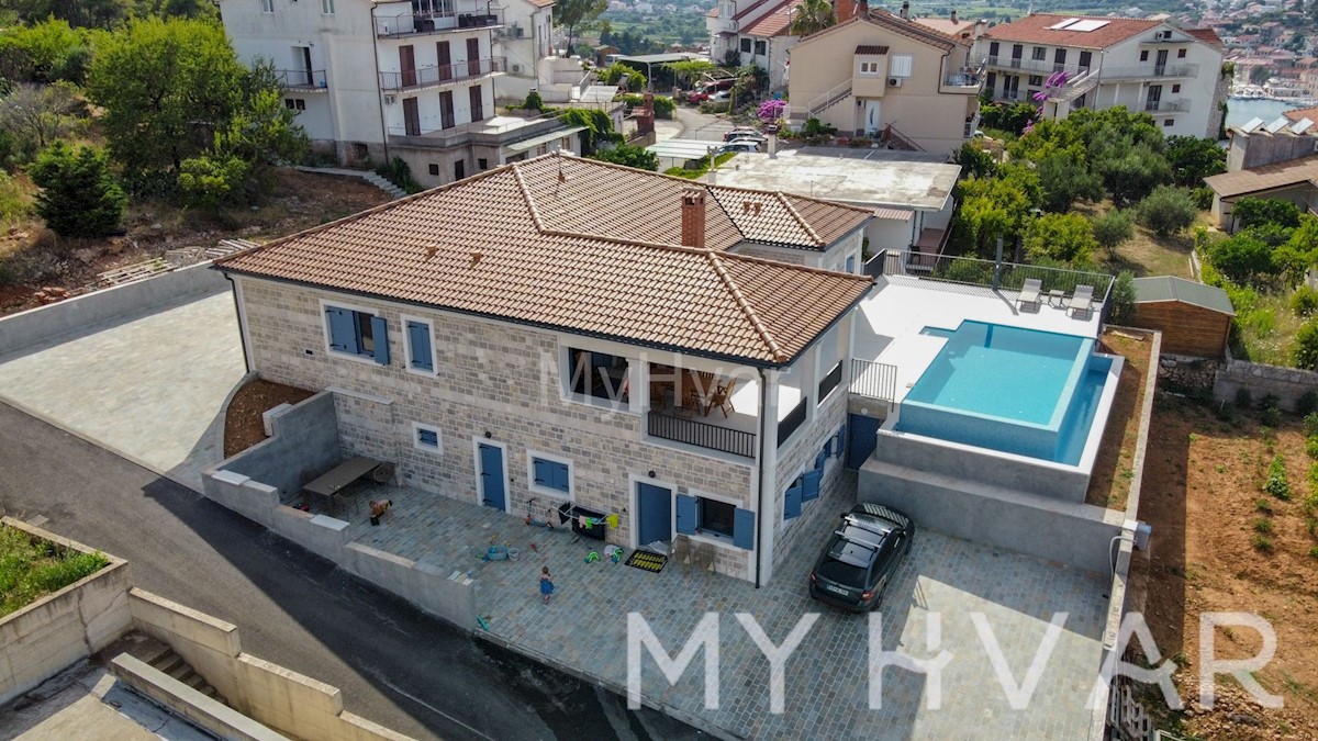 Villa con piscina a Gelsa