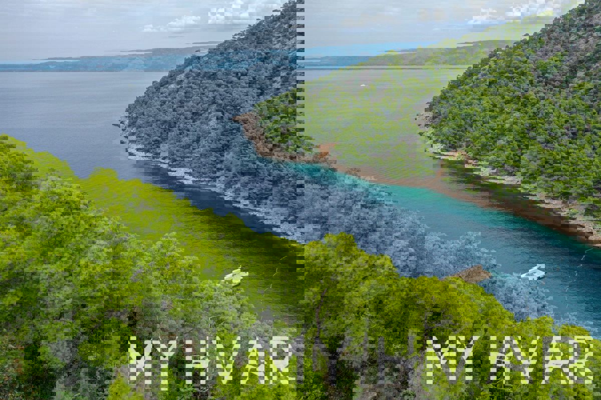 Terreno edificabile nella baia di Stiniva vicino a Brusje